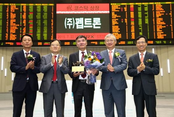 최호일(사진 왼쪽에서 세번쩨)펩트론 대표가 지난 2015년 7월 22일 서울 여의도 한국거래소에서 코스닥 상장 후 기념촬영을 하고 있다.(사진=펩트론 제공)