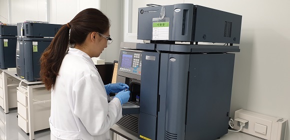 프레스티지바이오제약 소속 한 연구원이 단백질 순도를 확인하기 위해 샘플을 준비하고 있다.