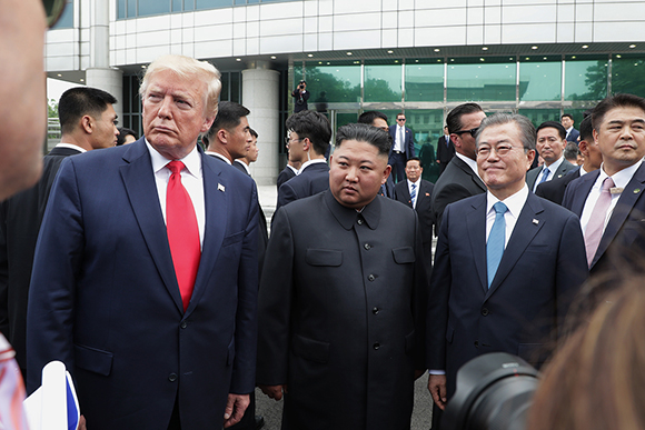 문재인 대통령이 6월 30일 오후 도널드 트럼프 미국 대통령과 판문점을 방문해 김정은 북한 국무위원장을 만나고 있다. (사진=청와대)