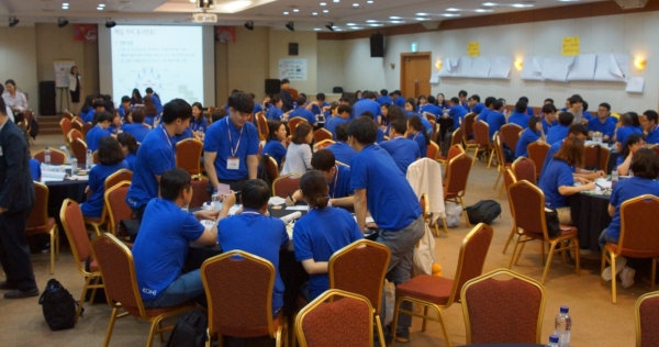 2019 KOHI 전직원 워크숍에 참여한 한국보건복지인력개발원 직원들이 토론을 하고 있다