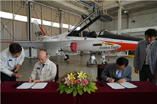 어명소 국토부 항공정책관과 김조원 KAI 사장이 KA 사천공장에서 T-50과 KC-100 기증에 대한 협약을 체결하고 있다.