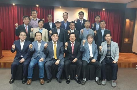 4차산업혁명실천연합 총회 후에 주요 임원과 회원들(왼쪽에서 3번째 문형남 회장, 4번째 문상주 이사장)
