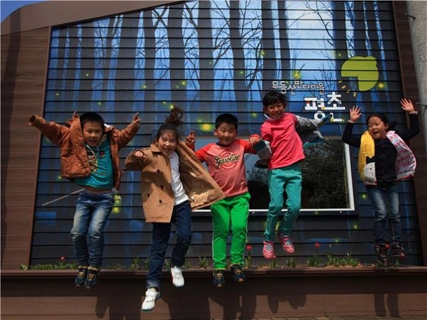 무등산 평촌 명품마을 무돌길쉼터 앞에서 아이들이 뛰어 놀고 있다.