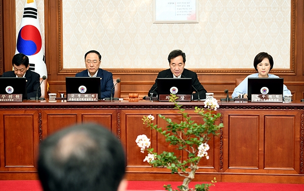이낙연 국무총리가 23일 서울 세종로 정부서울청사에서 열린 국무회의를 주재하고 있다.