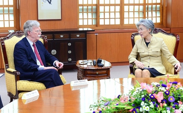 강경화 외교부 장관과 존 볼튼 미 백악관 국가안전보장회의 보좌관이 24일 오후 서울 종로구 외교부청사에서 면담하고 있다.