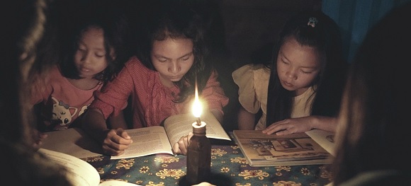인도네시아는 비전력 가구가 4000만~5000만에 달하는 것으로 추정되고 있다. 전력 부족으로 호롱불에 의지해 책을 보고 있는 아이들.