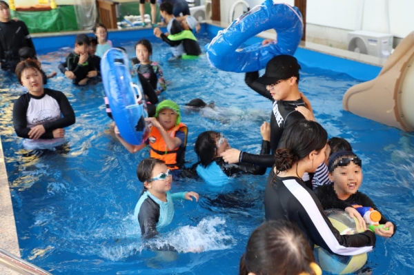 이룸마을학교 여름캠프에서 물놀이를 즐기는 어린이들