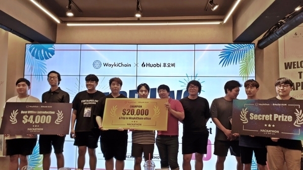 댑라이브와 함께 진행된 해커톤의 우승팀인 ‘웨이키TV’팀(가운데)