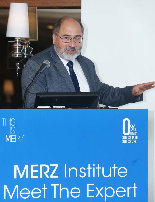 멀츠코리아 ‘MERZ INSTITUTE, MEET THE EXPERT’에서 발표 중인 마이클 마틴 박사