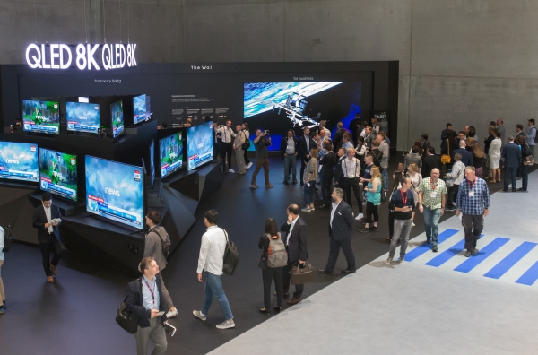 독일 베를린에서 열린 유럽최대 가전전시회 IFA 2019 에서 관람객들이 삼성전자의 QLED 8K TV를 살펴보고 있다
