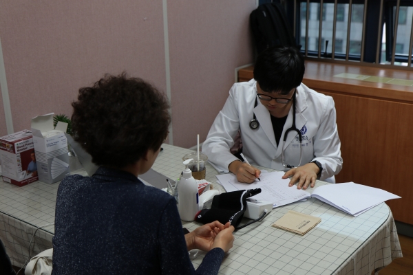 작은진료소를 찾은 서울중구건강가정다문화가족지원센터 이용자를 진료하고 있다