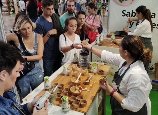 스페인에서 열린 베지 월드 행사 참가자들이 샘표 요리에센스 연두를 활용한 요리를 맛보고 있다