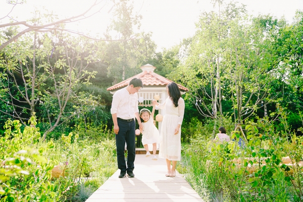 서울숲 설렘정원을 배경으로 찍은 가족사진