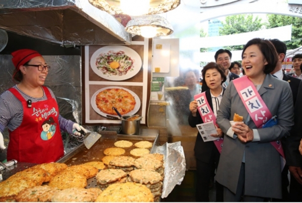 박영선 중소벤처기업부 장관이 지난달 20일 서울 광장시장에서 ‘가치삽시다!’ 캠페인을 펼치고 있다.