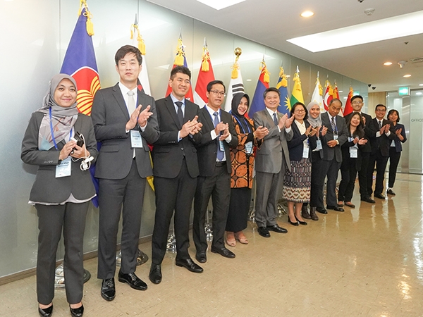 김학도 중기부 차관(왼쪽에서 여섯번째)을 포함, 15일 한-아세안 스타트업 정책·워크숍에 참석한 아세안 10개국 정부관계자들이 기념촬영을 하고 있다.
