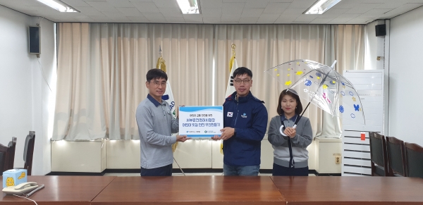 서울서부면허시험장은 함께하는 사랑밭 직원과 함께 안전우산 만들기 행사를 통해 지역아동센터와 화상환자를 후원하였다