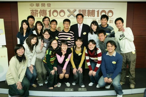 안젤로 J Y 쿠(사진 뒷줄 우측에서 네 번째) 중국개발산업은행 회장 겸 CDIB 교육 문화재단 이사장