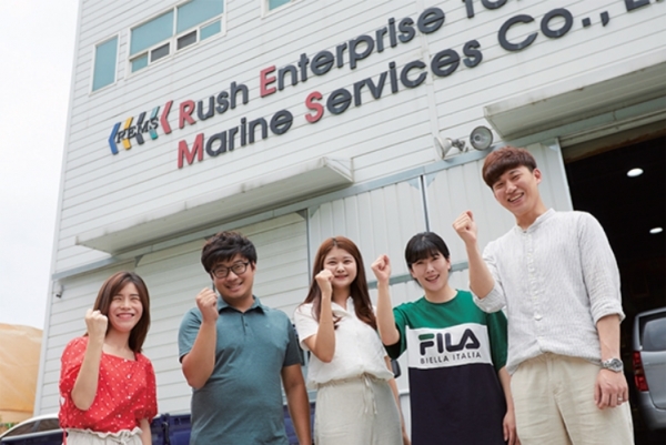 박지영 관리팀 과장(맨 왼쪽)을 비롯한 러쉬엔터프라이즈 직원들이 파이팅을 외치고 있다.