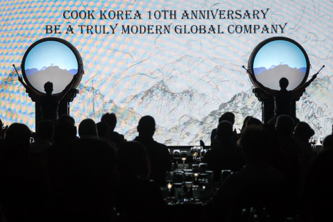 한국 전통 북 공연을 시작으로, 쿡 코리아는 지난 10년간의 성과를 축하했다