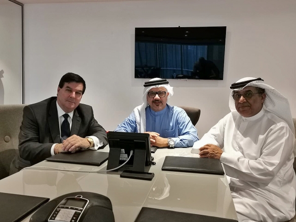 왼쪽부터 CPI 창업자/CEO 허버트 로(Herbert Law)와 셰이크 압둘라 빈 라시드 알 샤르키(His highness Sheikh Abdullah Bin Rashed Al Sharqi), 칼판 사에드 알 마즈로위(his excellence Khalfan Saeed Al Mazrouei)