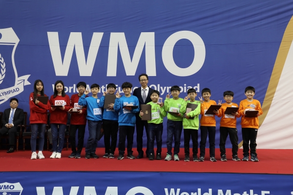 2019 WMO 한국본선 수상 팀들이 시상식을 갖고 기념촬영을 하고 있다