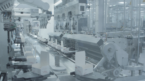 독일 징겐에 있는 다케다의 새로운 뎅기열 백신 제조 공장 생산 라인