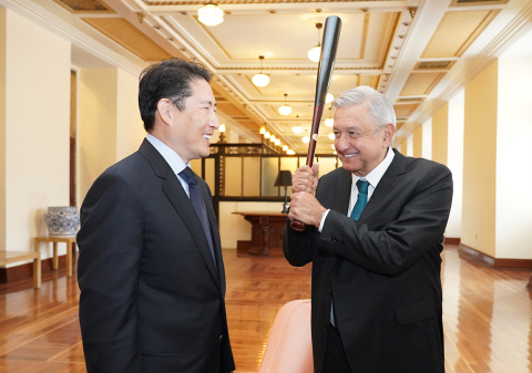 Chairman Cho Hyun-joon of Hyosung Group (left) had a meeting with President Andres Manuel Lopez Obrador of Mexico (right) on November 6, 2019 at the Presidential Palace in Mexico City to discuss ways of cooperation between the two parties, including the ‘Rural ATM Project.’ Chairman Cho gave a baseball bat autographed by Korean Major leaguer Shin-soo Choo of Texas Rangers as a gift to President Obrador, who is known as a big fan of baseball