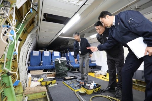 김경욱 국토부 2차관과 관계자들이 서울 강서구 대한항공 정비고를 방문, 보잉 737NG 항공기의 동체 수리현장을 살펴보고 있다.(사진=국토교통부)
