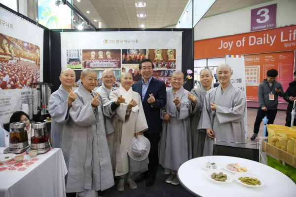 2019서울국제불교박람회에 들른 박원순시장이 전국비구니회 스님들과 사진을 촬영하고 있다