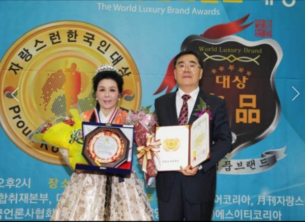 사진출처: 가수 신신애씨가 2018년 자랑스런한국인인물대상을 수상했다