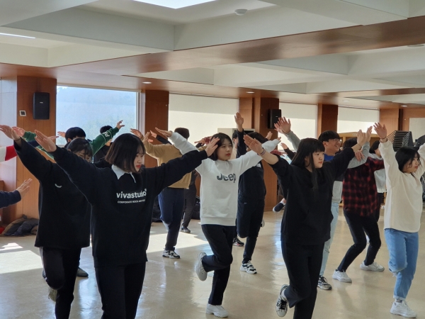 2019년 작은학교 행복더하기캠프에 참가한 청소년들이 문화예술활동 중 응원댄스 활동에 참여하고 있다