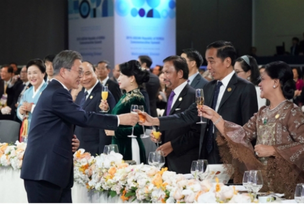 문재인 대통령이 25일 오후 부산 한 호텔에서 열린 2019 한·아세안 특별 정상회의 환영 만찬에서 건배하고 있다. (사진=청와대)