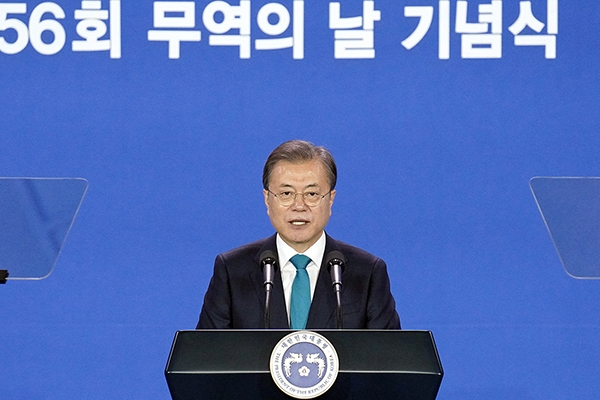 문재인 대통령이 5일 서울 삼성동 코엑스에서 열린 ‘무역의 날’ 기념식에서 축사를 하고 있다. (사진=청와대)