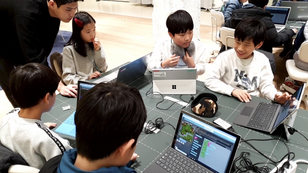 SK텔레콤이 서울 보신각점에서 초등생 대상 마인크래프트를 활용한 코딩 시범 교육을 하고 있다