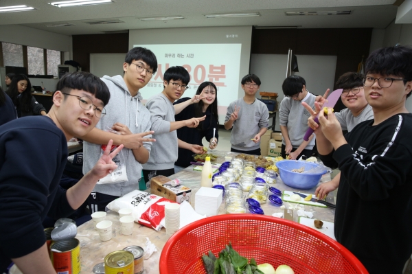 국립중앙청소년수련원 수능 이후 고3캠프에 참가한 청소년들이 과일청과 샌드위치를 만들고 있다