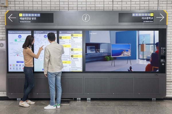 서울 지하철 2, 4호선 사당역에 설치된 삼성 스마트 사이니지 종합 안내도