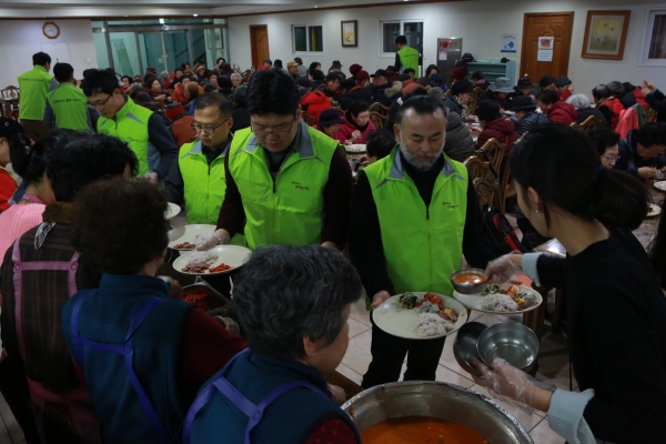 성민무료급식센터에서 현대케피코 밥퍼봉사단이 어르신들께 식사를 대접하고 있다