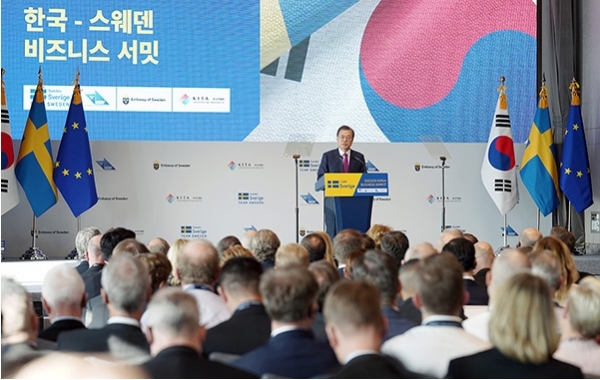 문재인 대통령이 18일 오후 서울 송파구 시그니엘서울에서 한-스웨덴 비즈니스 서밋 연설을 하고 있다. (사진=청와대)