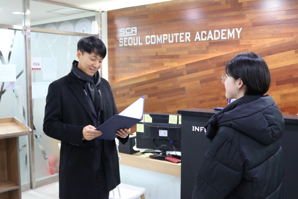 서울정보처리학원 김상원 원장이 성민에듀투게더 학생에게 장학증서를 전달하고 있다