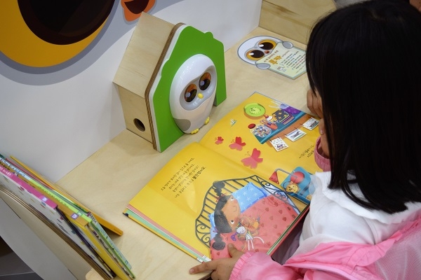 책 읽어주는 로봇. 판교어린이도서관 내부에는 로봇전시관이 별도로 마련되어 VR, 드론 체험, 코딩 교육 등이 제공된다.