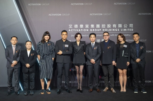 영화배우 류자링(중간), Steve Lau(왼쪽에서 네 번째), Activation Group 공동회장 겸 CEO, Johnny Ng Activation Group 공동회장 겸 최고운영책임자(오른쪽에서 네 번째)가 기념 사진을 찍고 있다