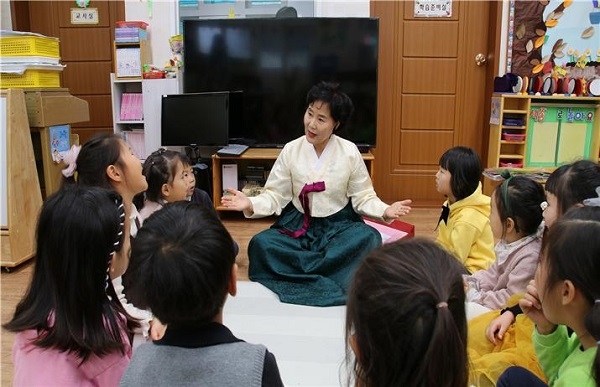 울릉군 남양초등학교병설유치원에서 활동하고 있는 홍경자 이야기할머니 모습