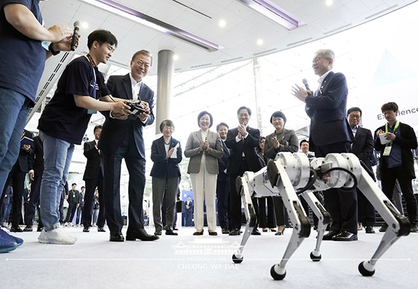 문재인 대통령이 지난해 10월 28일 오전 서울 강남구 삼성동 코엑스에서 열린 소프트웨어·인공지능(AI) 분야 콘퍼런스인 ‘데뷰(DEVIEW) 2019’에서 4족 보행 로봇 ‘미니치타’를 조종하고 있다.