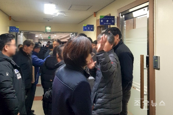 군포시청 시장실 앞에 항의 방문한 대야미 주민 40여명의 모습