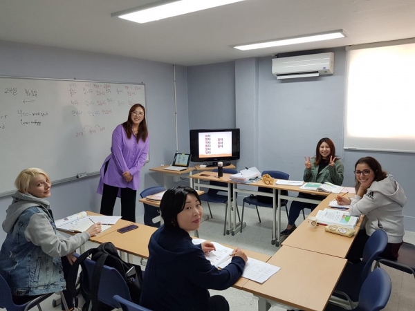 한이재미의 외국인 대상 한국어 교육 수업