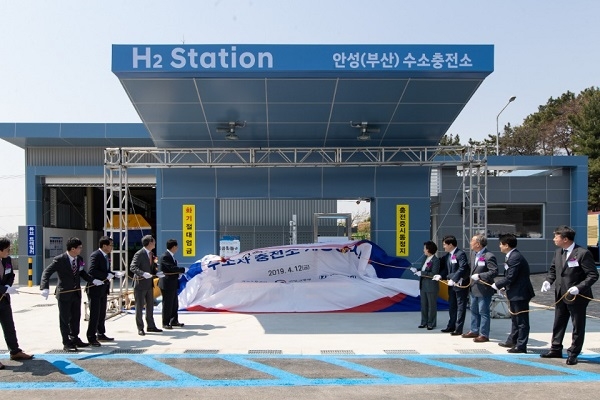 지난해 4월 12일 경부고속도로 안성휴게소에서 수소충전소 개장행사가 열렸다.