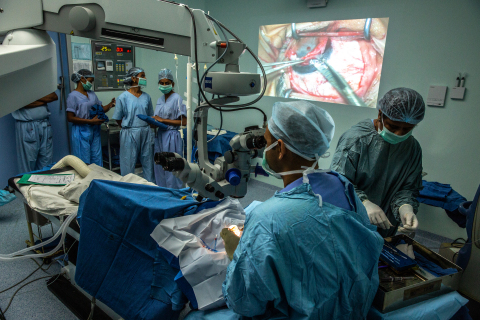 테지 콜리 각막 연구소의 의사들은 전통적 방법의 각막 이식 수술을 수행한다