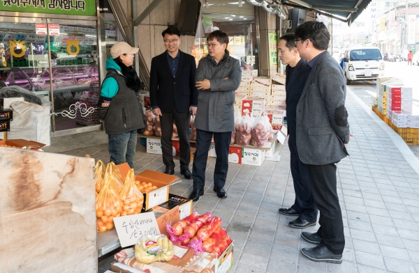 한국농수산대학 허태웅 총장과 교직원들이 설 명절에 앞서 전통시장을 방문했다