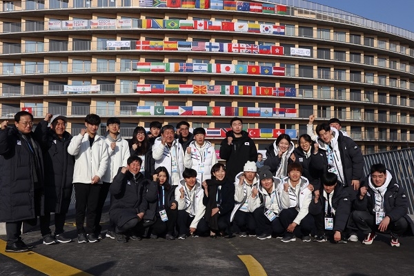 최윤희 문체부 차관이 22일(현지시간) 2020 로잔동계청소년올림픽선수촌을 방문해 대회를 마친 대한민국 국가대표 선수들과 관계자들을 격려하고 단체사진을 찍고 있다.