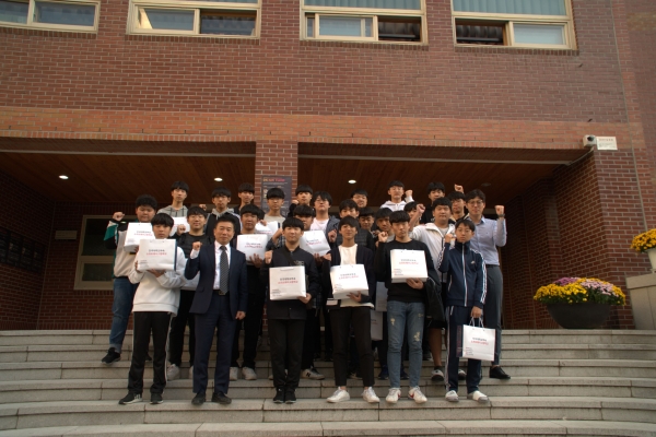 제1회 중학생 DK-SW 캠프를 수료한 학생들과 교감선생님, SW교육강사진